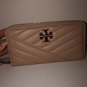 Tory Burch Kira chevron wallet in Devon sand